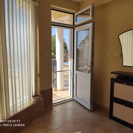 на море с собственным бассейном и подземным гаражом Apartman *