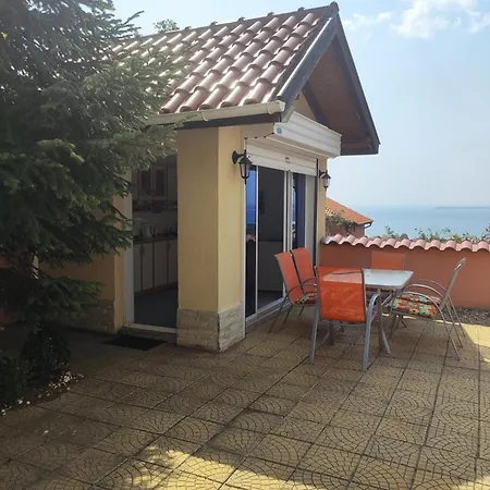 на море с собственным бассейном и подземным гаражом Apartman Szveti Vlasz