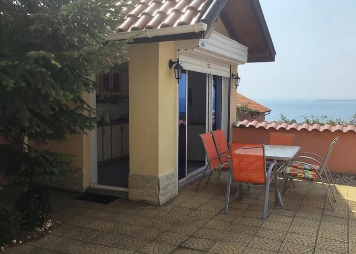 на море с собственным бассейном и подземным гаражом Apartmán Sveti Vlas